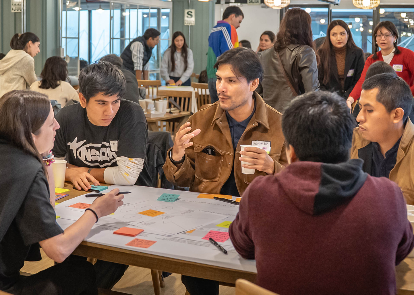 Participantes de un taller colaborativo con notas adhesivas