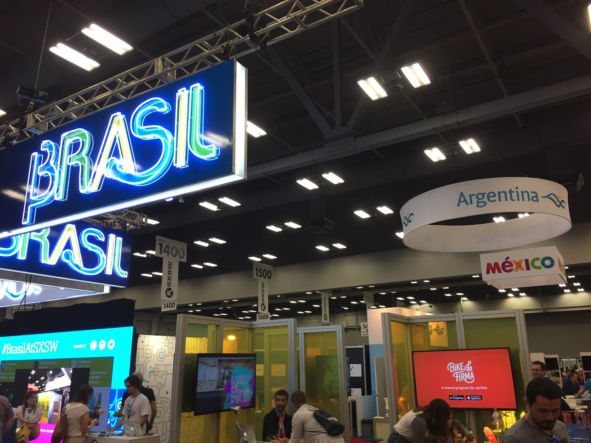 Pabellones de países latinoamericanos en la exhibición de SxSW 2016.